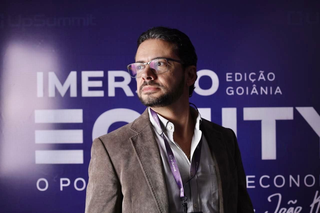 Rogério Aquino em evento de mercado